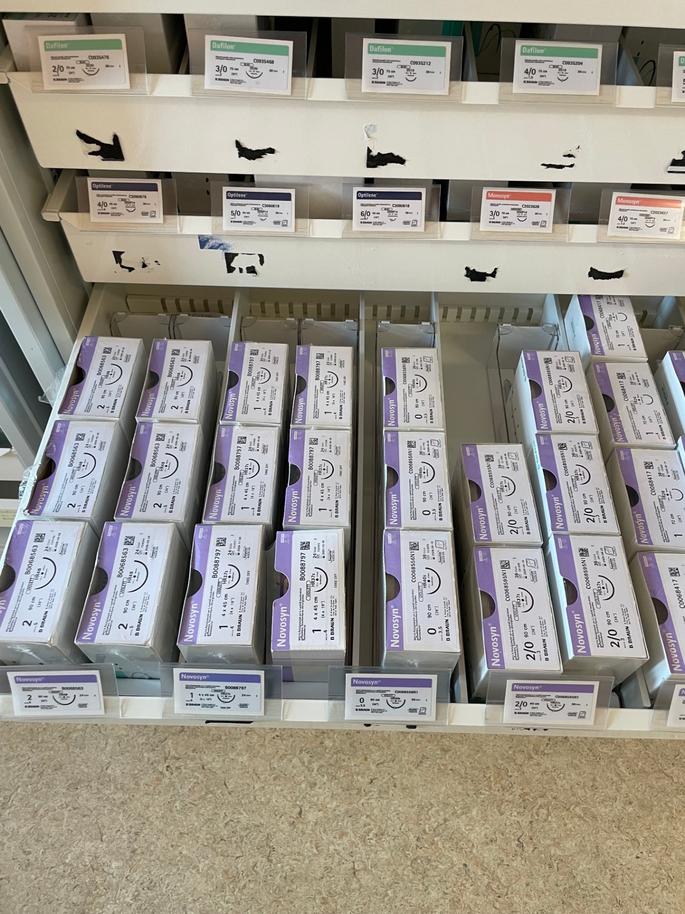 Nahtmaterial in Schubladen